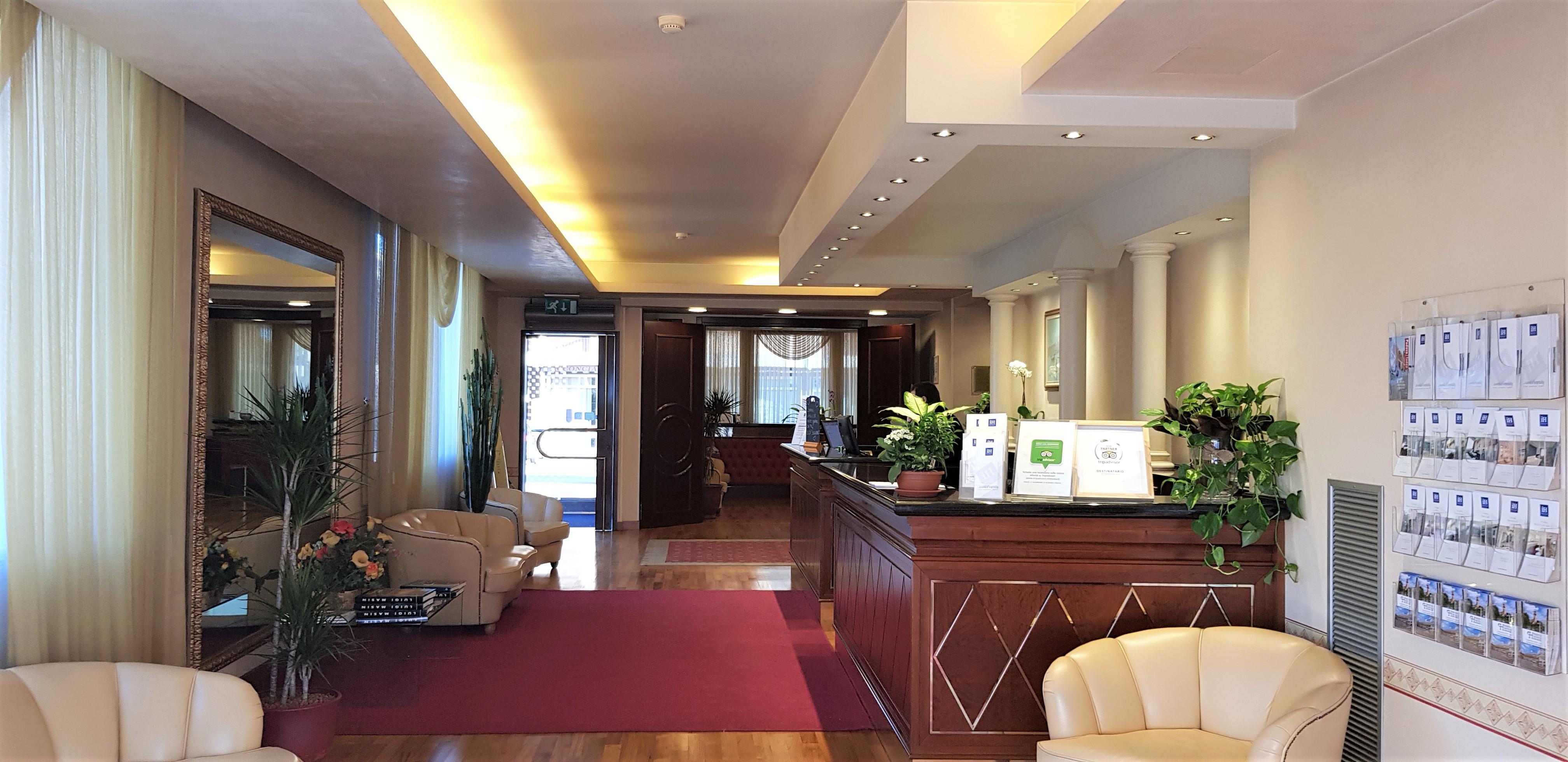 Ih Hotels Padova Admiral Bagian luar foto