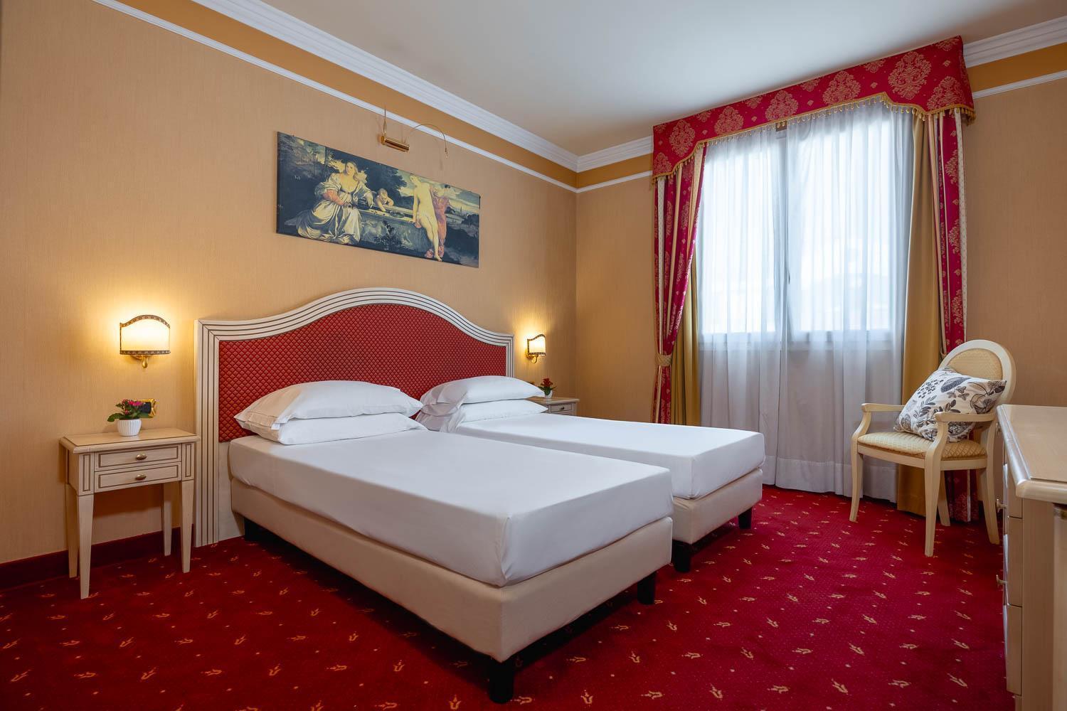 Ih Hotels Padova Admiral Bagian luar foto