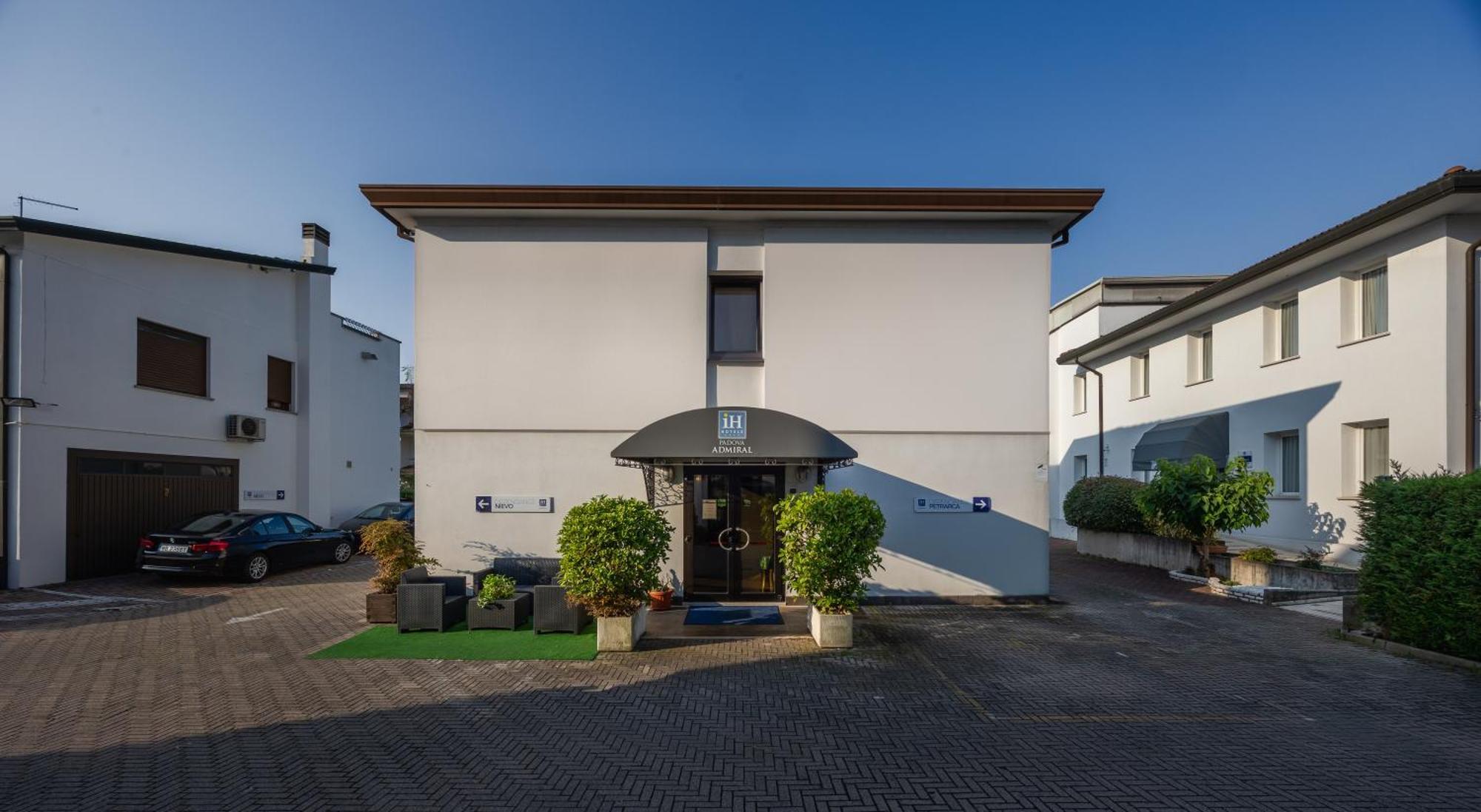 Ih Hotels Padova Admiral Bagian luar foto