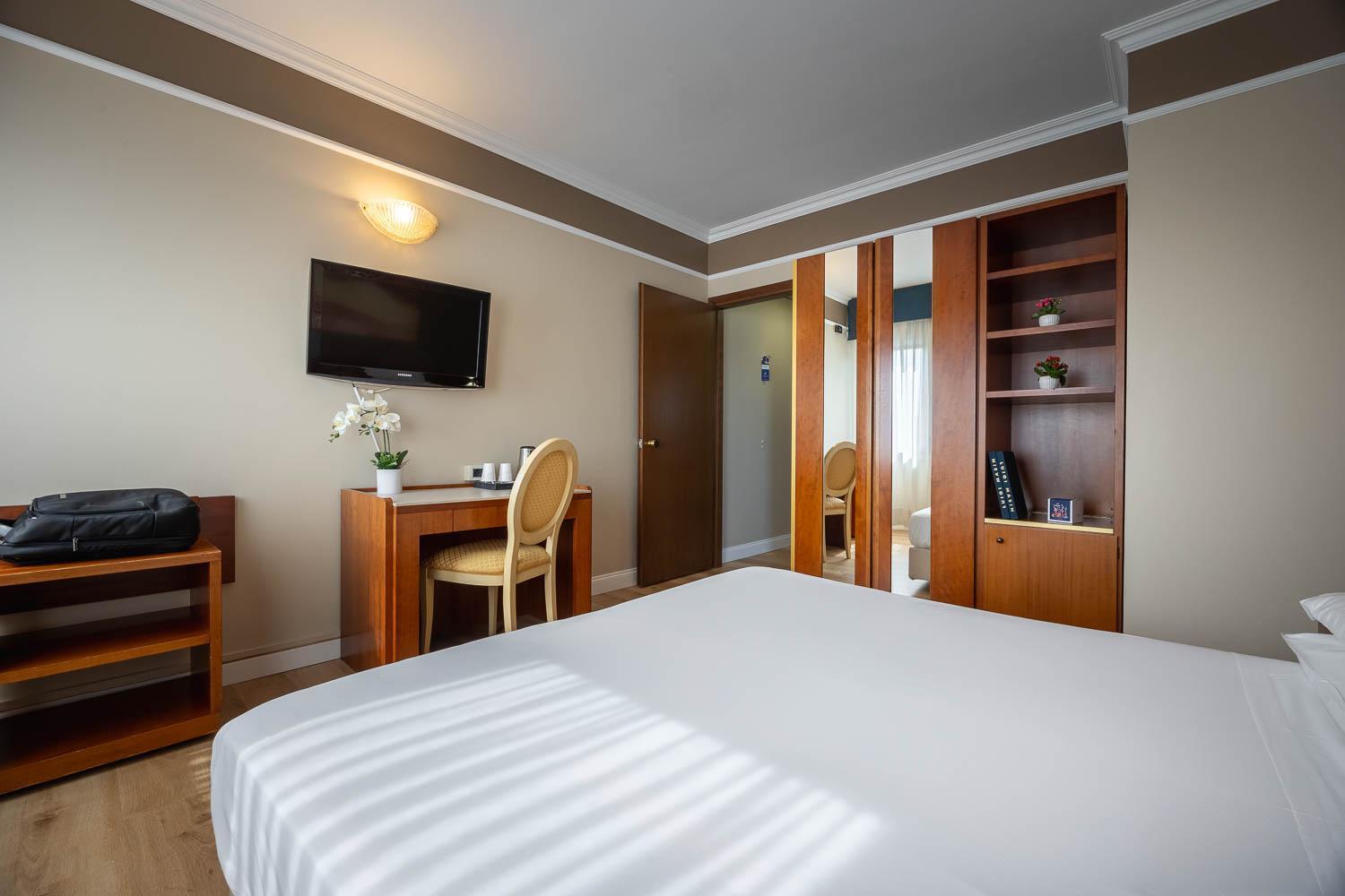 Ih Hotels Padova Admiral Bagian luar foto